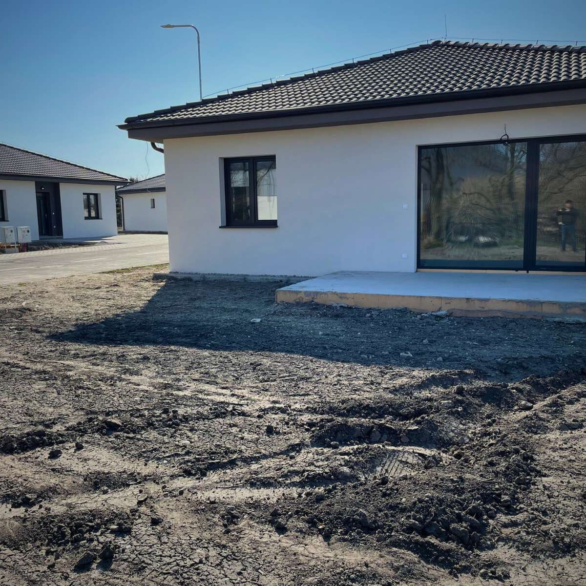 Záhrada pred realizáciou – neupravený terén a nevyužité priestory pred začiatkom prác od Dream Garden