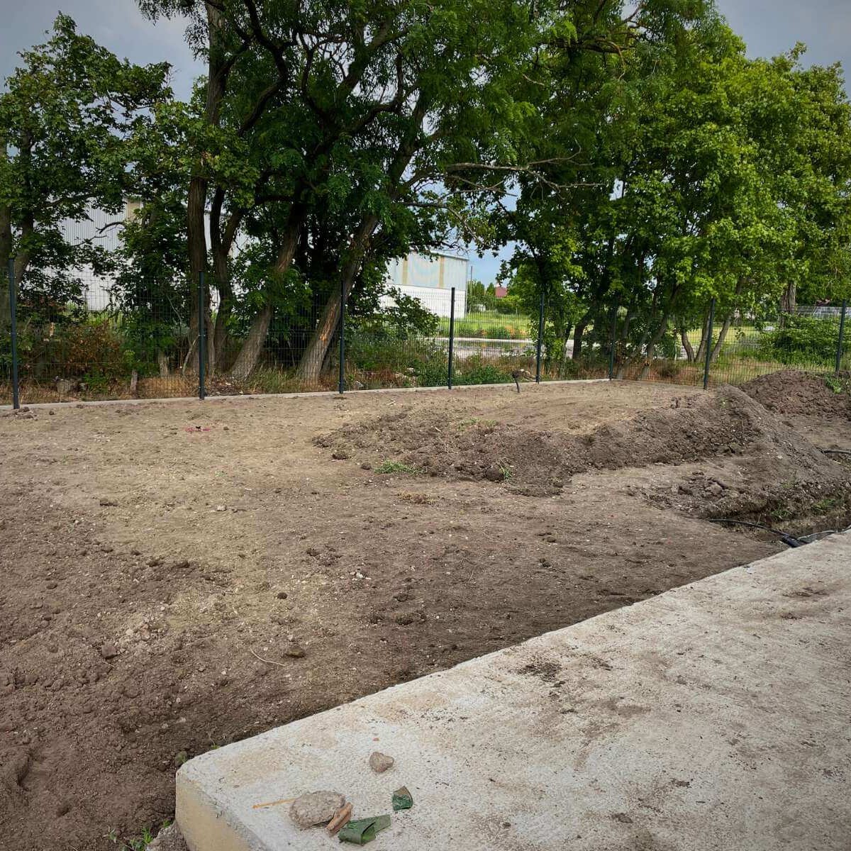 Príprava záhrady od Dream Garden – úprava terénu, výsadba rastlín a inštalácia závlahového systému pred finálnou realizáciou exteriéru