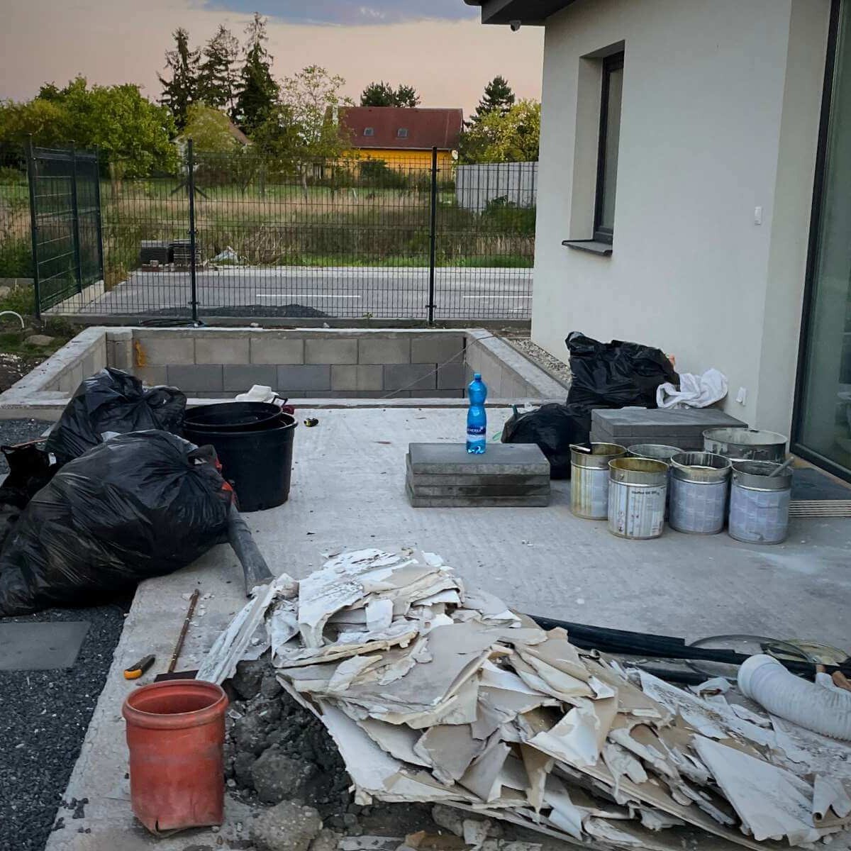 Práca na terase v záhrade od Dream Garden – úprava povrchu a realizácia exteriérových prvkov