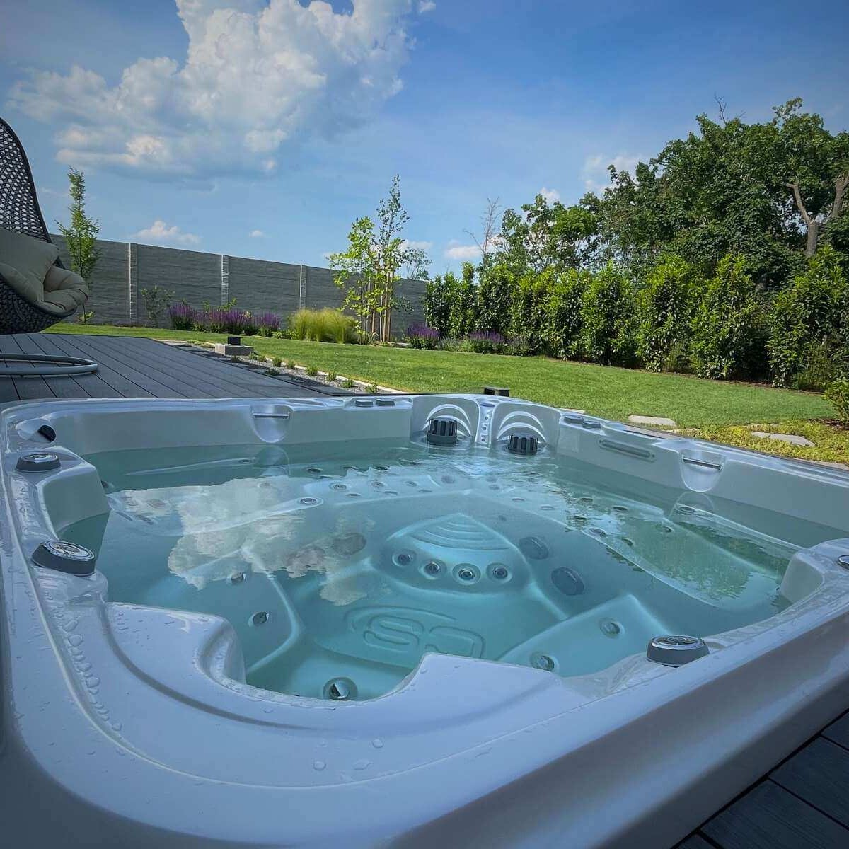 Moderná vírivka od Sanika Group na terase – luxusný wellness prvok pre celoročný relax a úspornú prevádzku