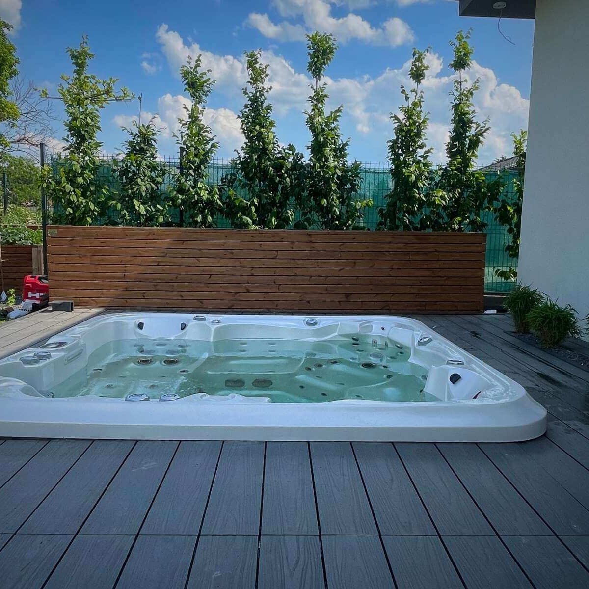 Vírivka na terase v záhrade – moderný wellness prvok pre relaxáciu a oddych od Dream Garden