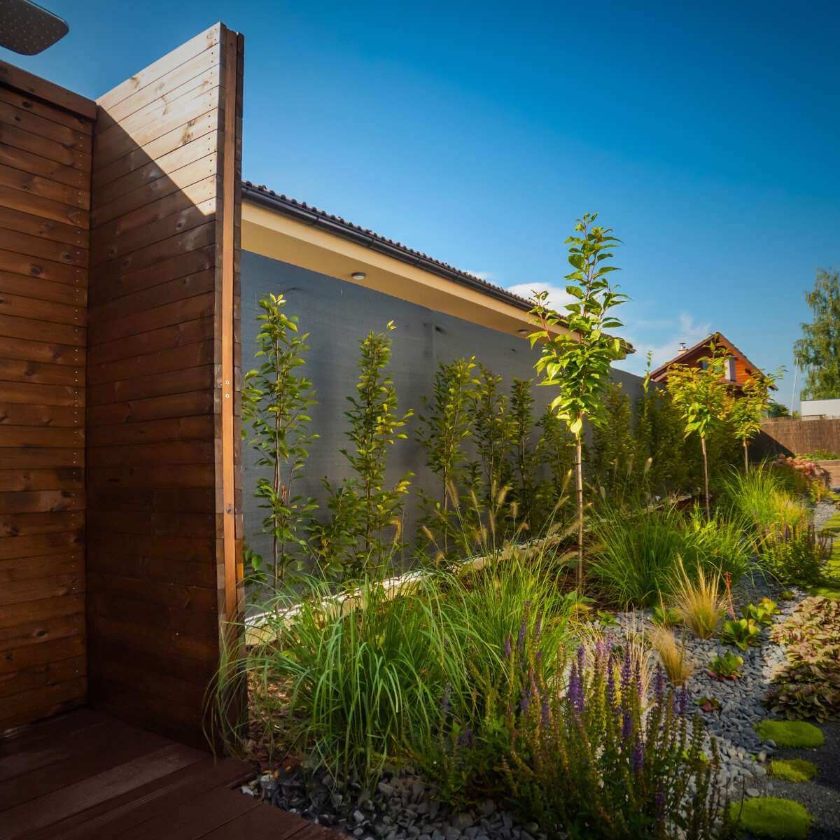 Moderná záhrada od Dream Garden so záhradnou sprchou