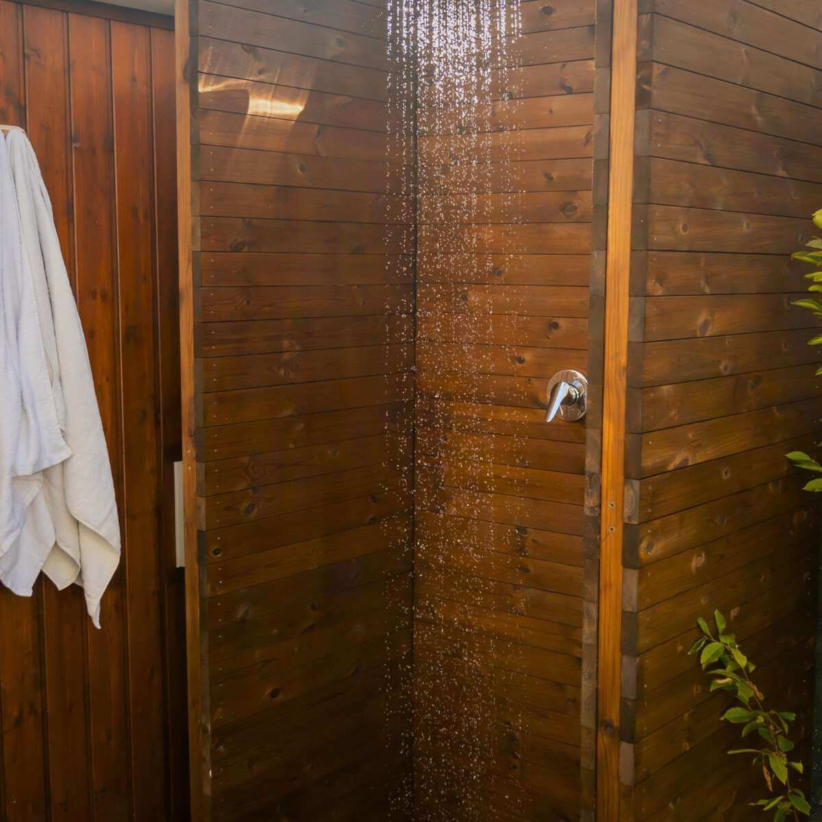 Exteriérová sprcha v modernej záhrade od Dream Garden – vonkajší wellness prvok pre osvieženie a relax