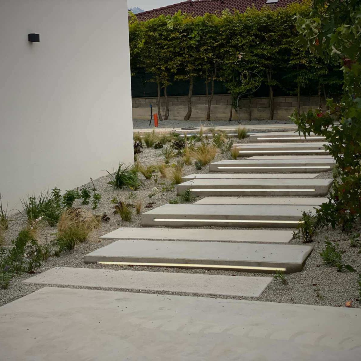 Backlit concrete stairs Schellevis in a modern garden by Dream Garden
