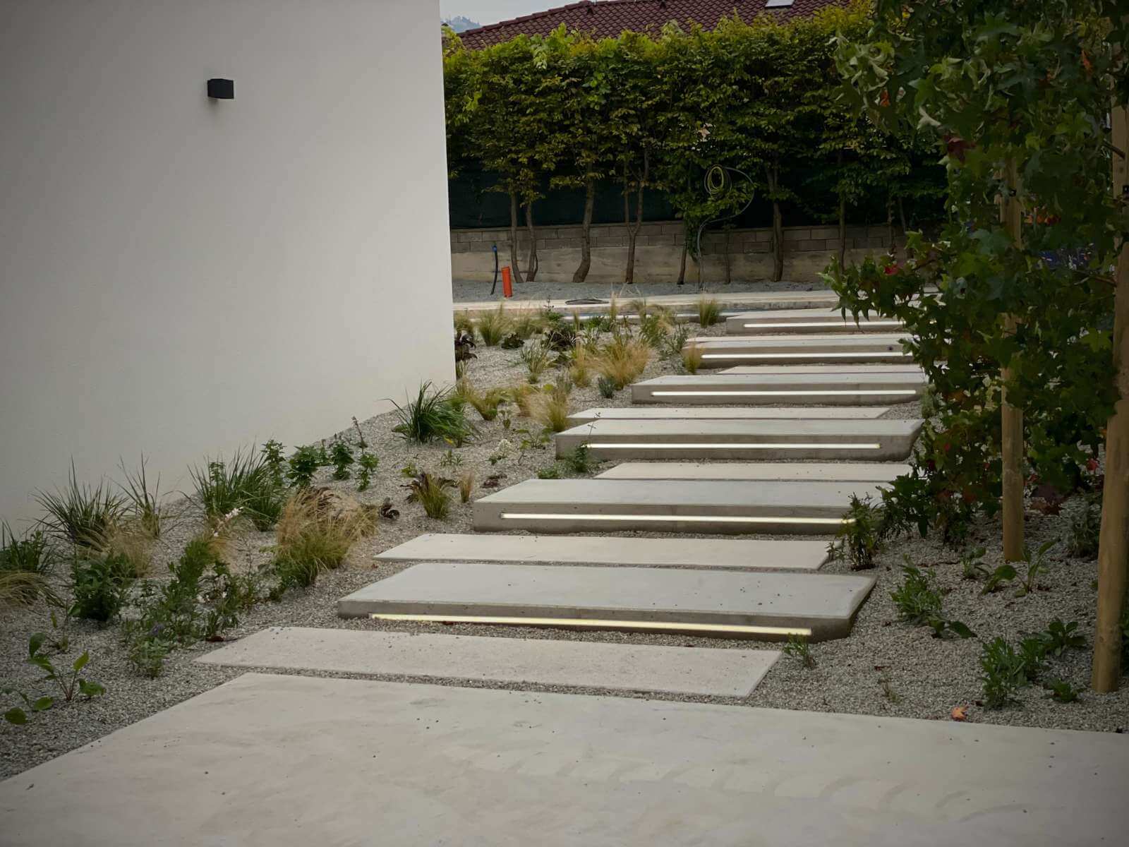Backlit concrete stairs Schellevis in a modern garden by Dream Garden