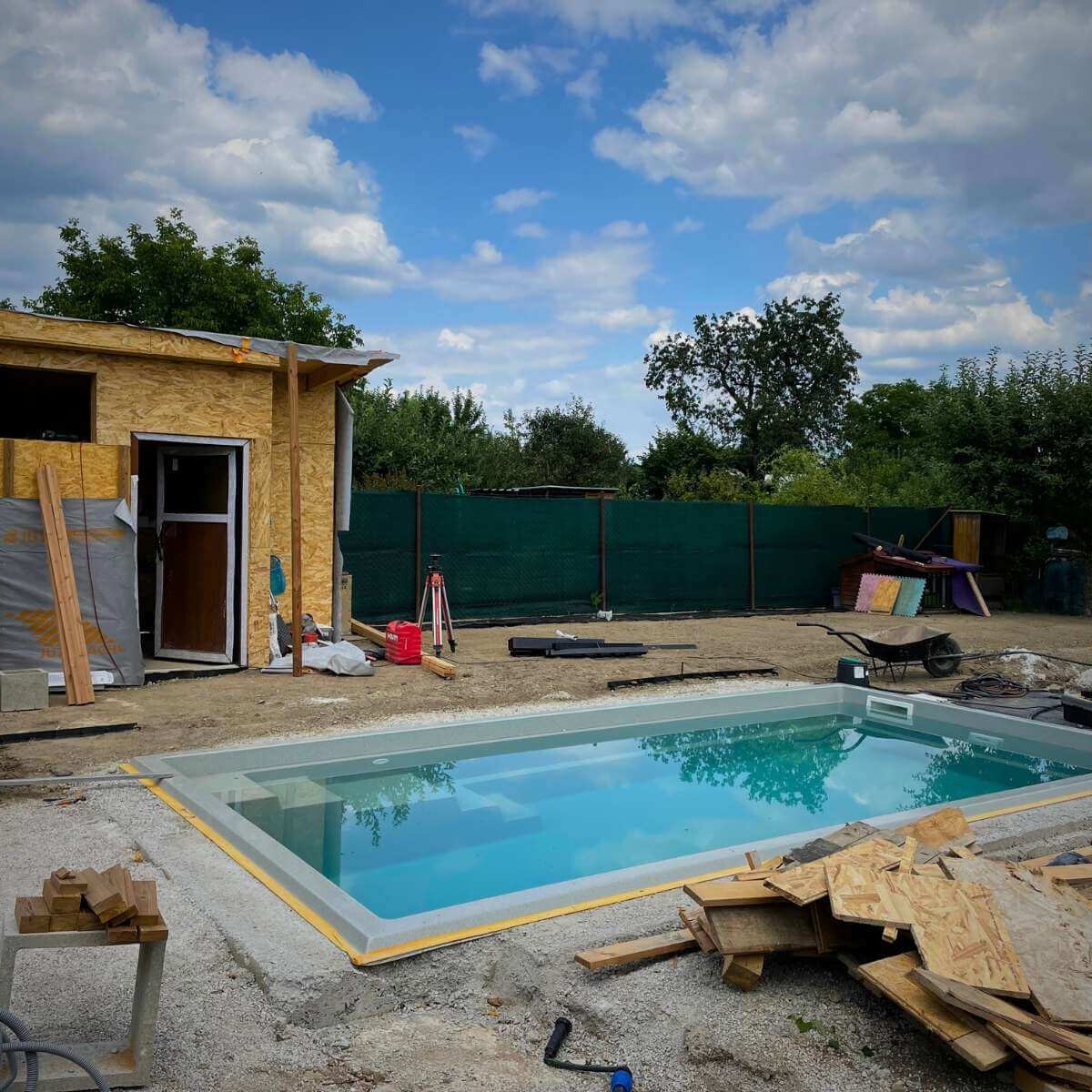 Implementation of a swimming pool and garden house in a modern garden by Dream Garden