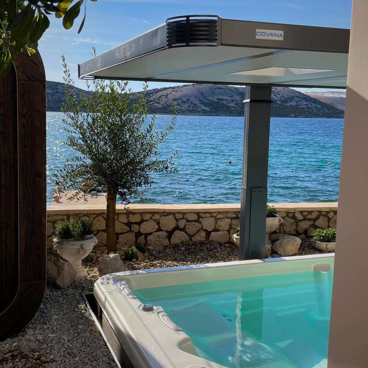Exteriérová vírivka a sauna na ostrove Pag od Dream Garden – luxusný wellness priestor s výhľadom na more