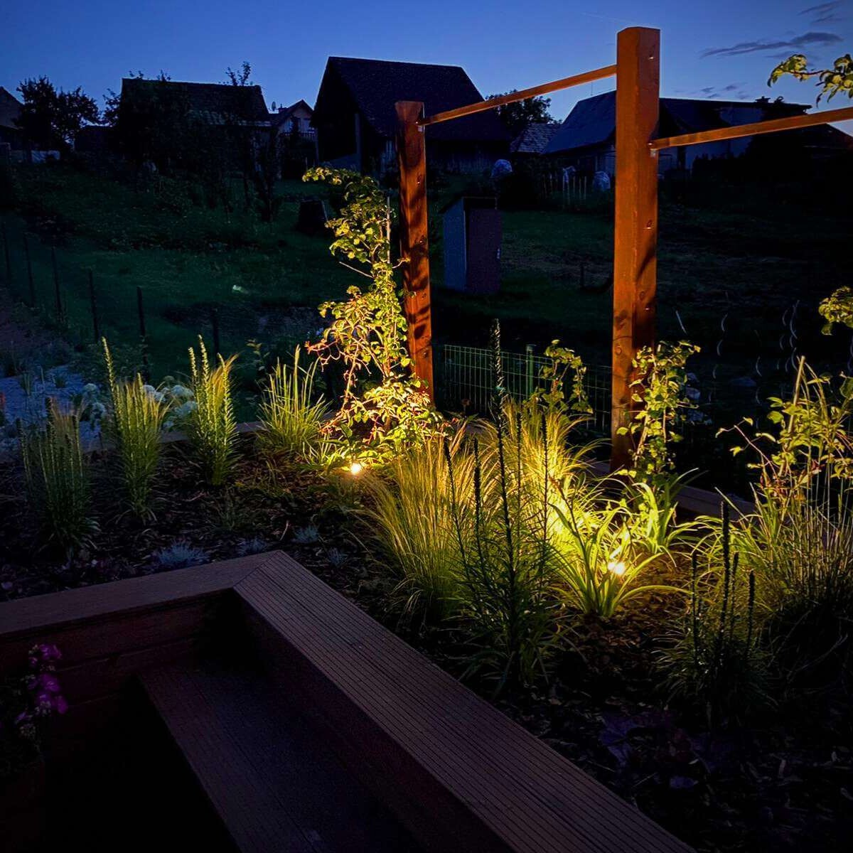 Osvetlená záhrada od Dream Garden – moderný záhradný dizajn s integrovaným LED osvetlením