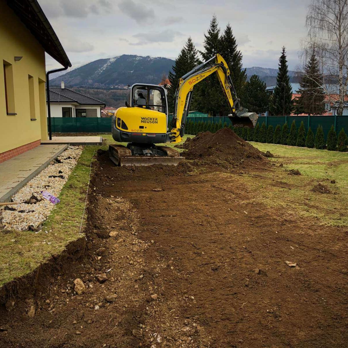 Príprava terénu v záhrade od Dream Garden – odborné modelovanie a úprava pôdy