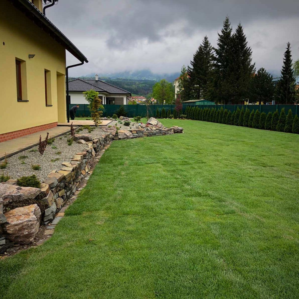 Úprava trávnika v záhrade vo Varíne od Dream Garden