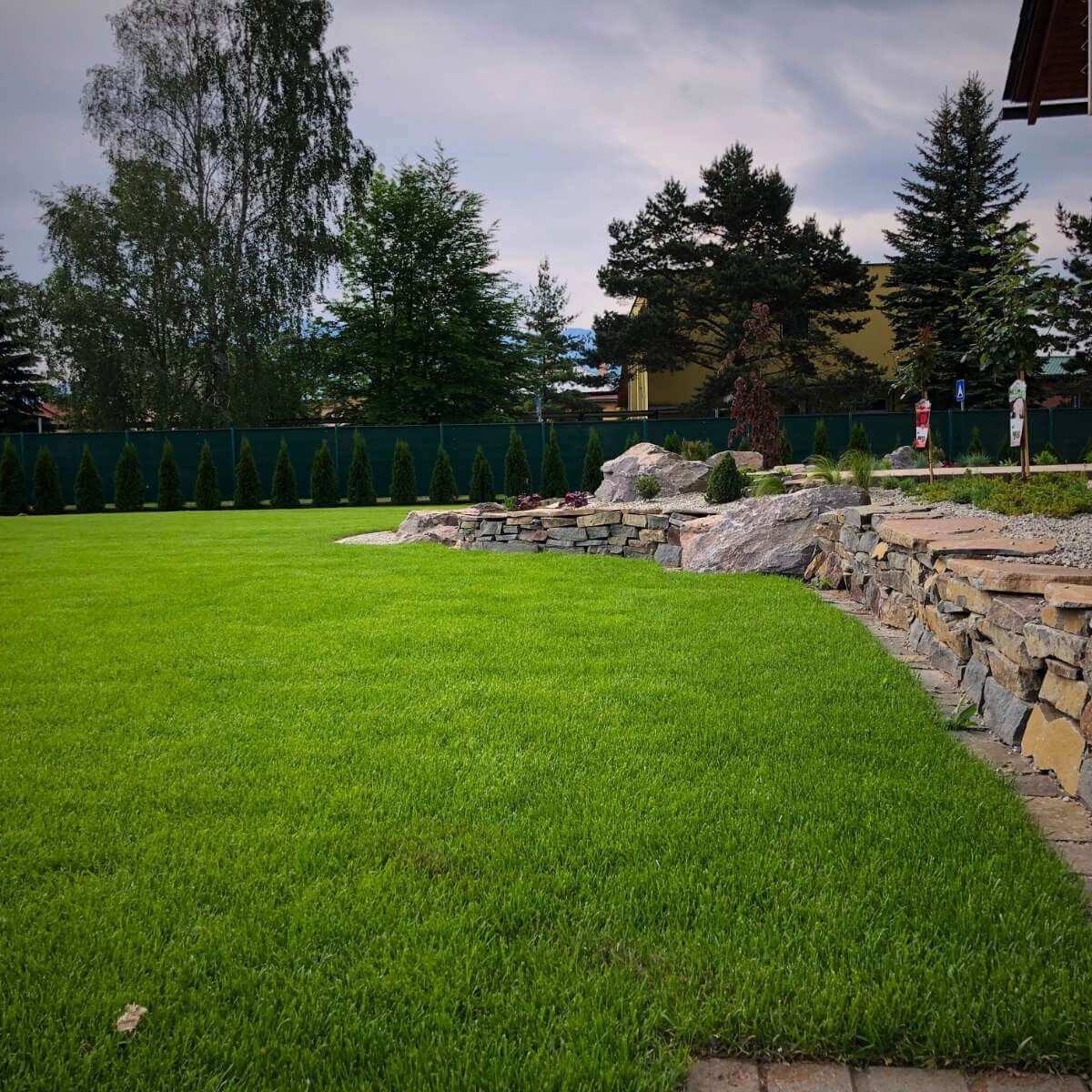 Exteriér vo Varíne od Dream Garden – profesionálny záhradný dizajn s úpravou terénu,