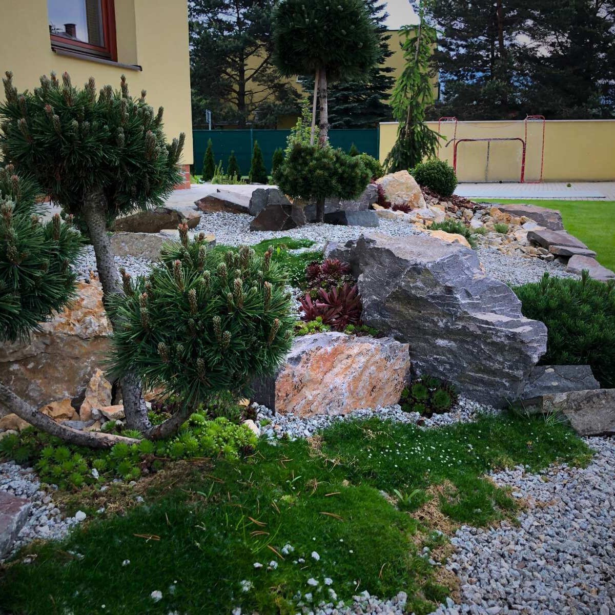 Skalka v modernej záhrade od Dream Garden – dizajnový skalný prvok s výsadbou okrasných rastlín a kameňov