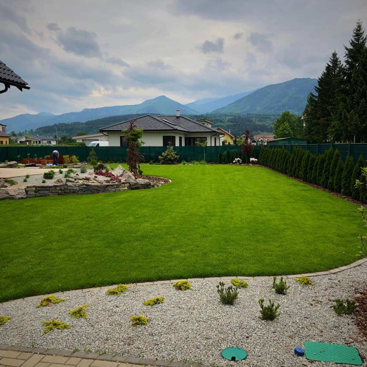Záhrada vo Varíne od Dream Garden – moderný záhradný dizajn s vyvýšenými záhonmi