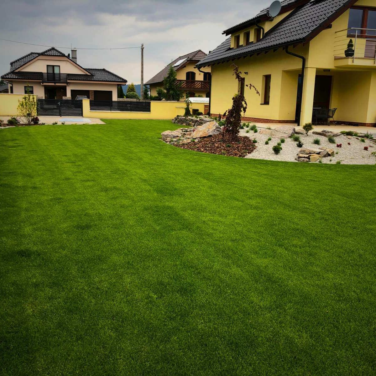 Realizácia záhrady vo Varíne od Dream Garden – moderný záhradný dizajn