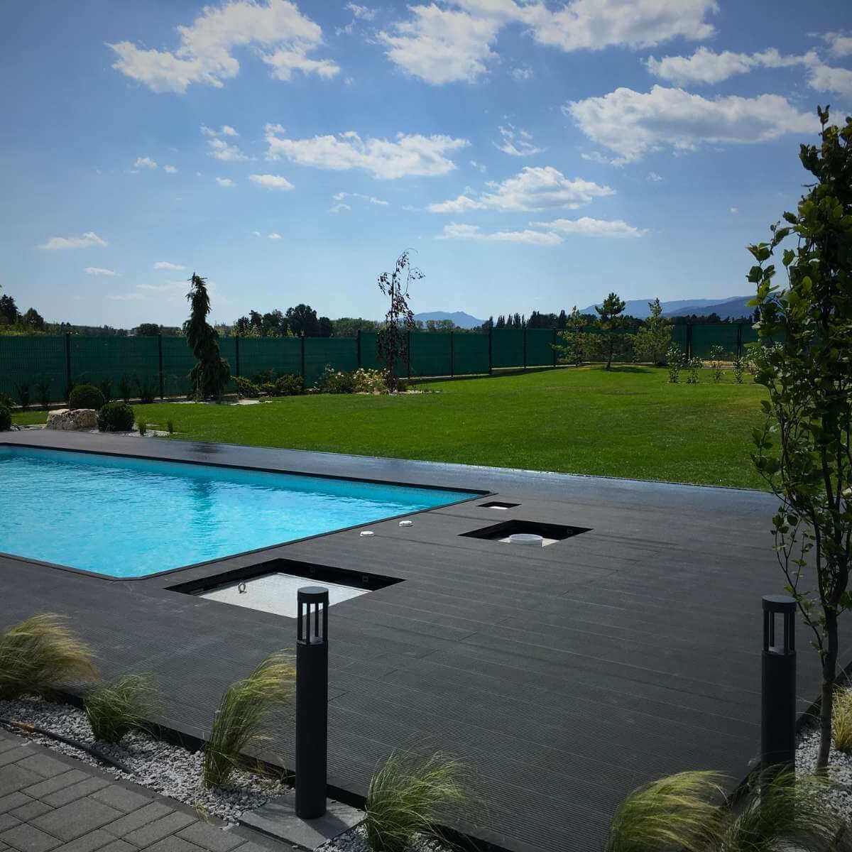 Realization of a swimming pool in a modern garden by Dream Garden