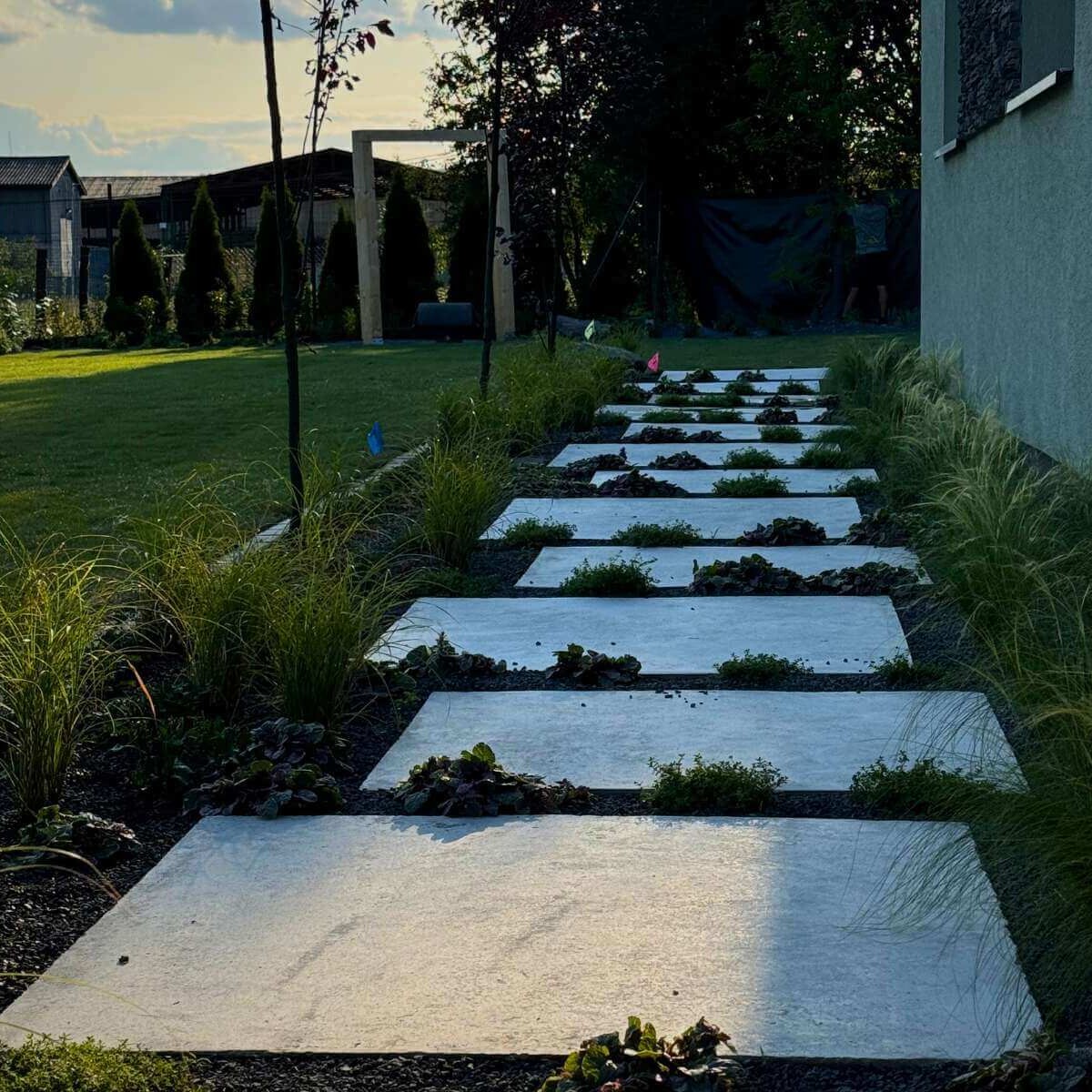 Large format paving stone walkway in a modern garden from Dream Garden - an elegant and durable solution for the exterior