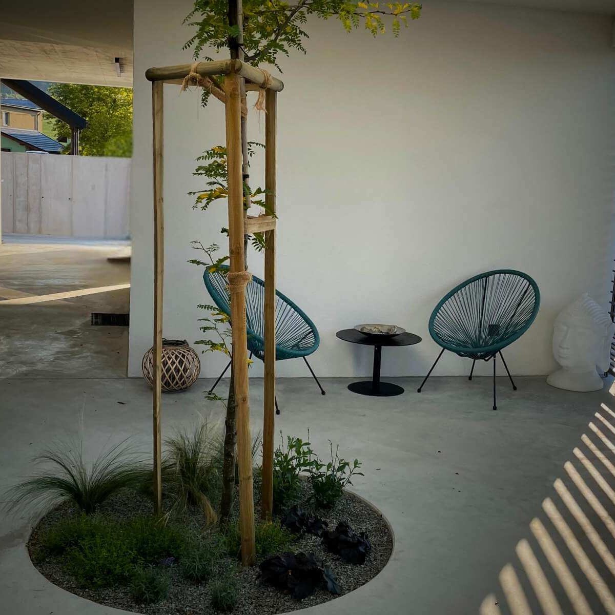 Realizácia exteriéru vo Višňovom od Dream Garden – moderné betónové schody Schellevis s podsvietením,