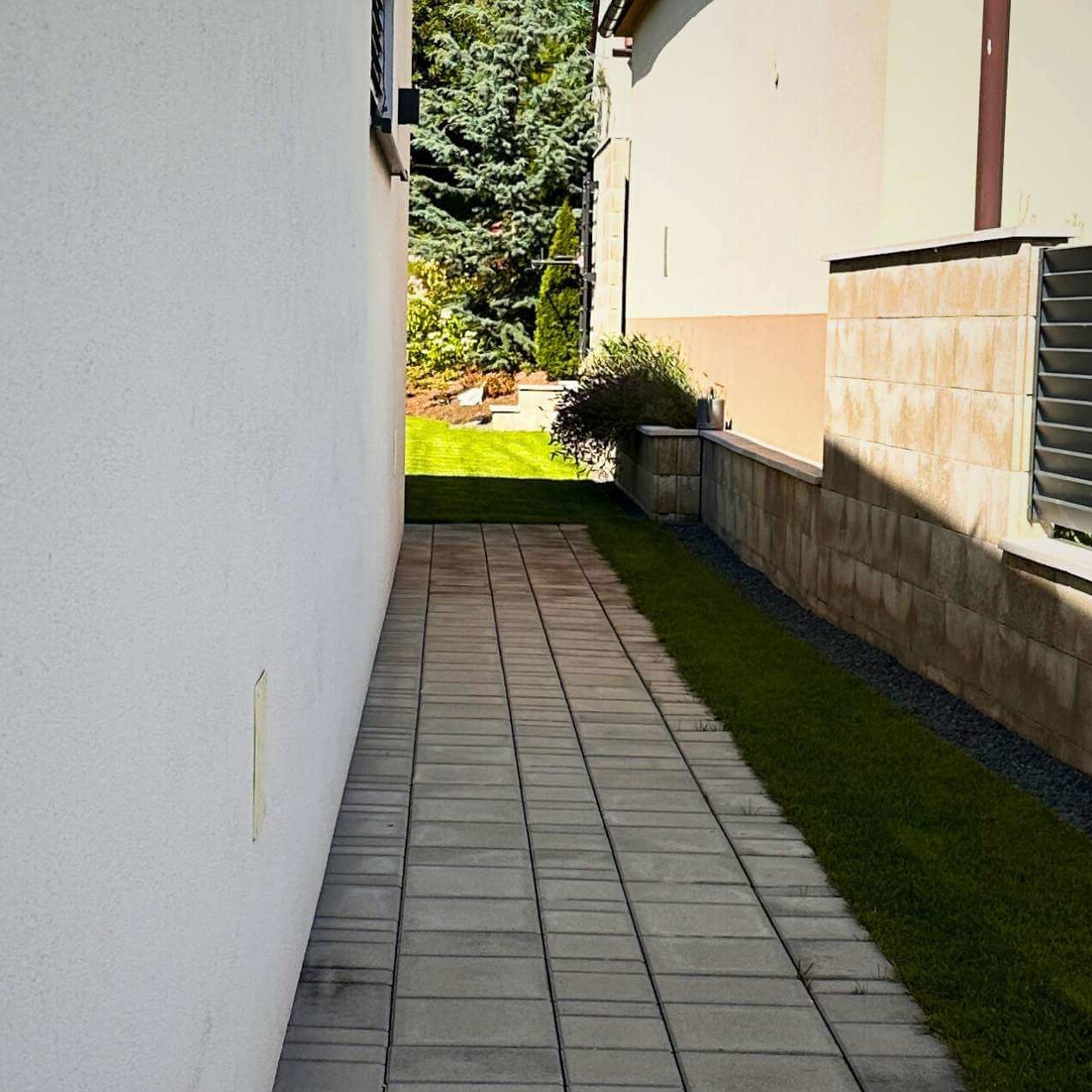 Realizácia spevnených plôch v exteriéri.